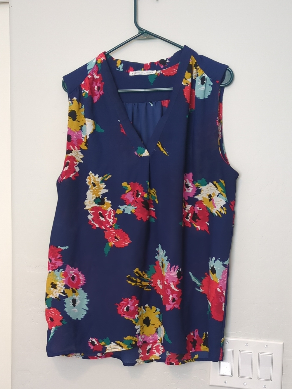 Violet & Claire Navy Floral V-Neck Sleeveless Camisole